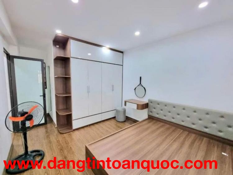 Bán nhà phố Hào Nam 40/45m2 5tầng thang máy MT 3.8m giá chào 10.8 tỷ Đống Đa