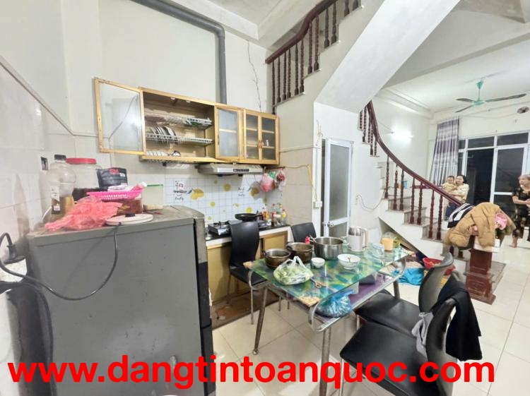 Bán gấp căn nhà 3 tầng gần chợ - trung tâm thị trấn Chi Đông, Mê Linh - kinh doanh sầm uất