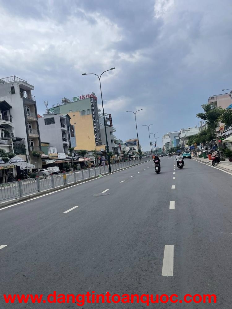 Bán nhà mặt tiền 5000m2 giá 420 tỷ Đường Dương Quảng Hàm