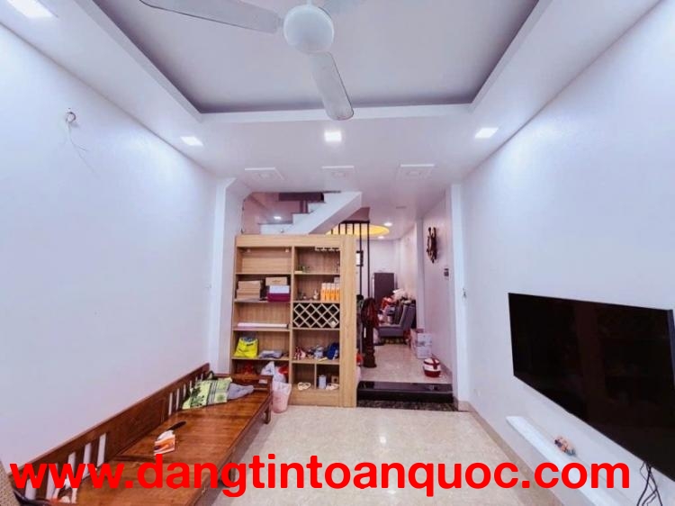 BÁN NHÀ BÁT KHỐI LONG BIÊN, Ô TÔ ĐỖ CỬA, NHÀ 2 THOÁNG, GẦN HỒ, Ở NGAY, 7.2 TỶ