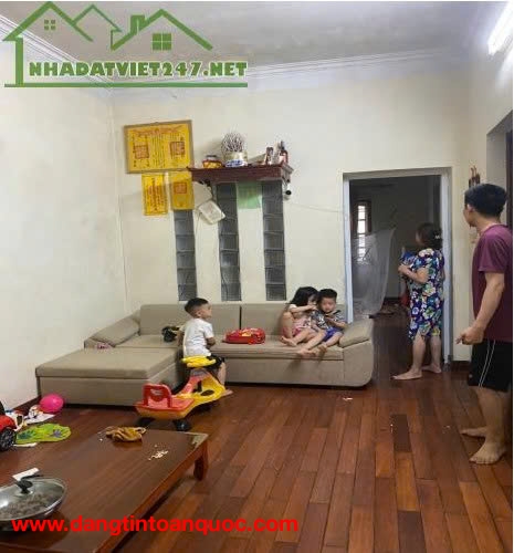 Cho thuê căn hộ tập thể tại 17 ngõ 563 Giải Phóng, Hoàng Mai, Hà Nội.