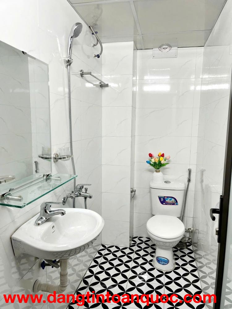 Bán gấp giá rẻ căn hộ khép kín Văn Hương 55m, tầng 6, mặt tiền 5.5m, 2.43 tỷ Đống Đa.               