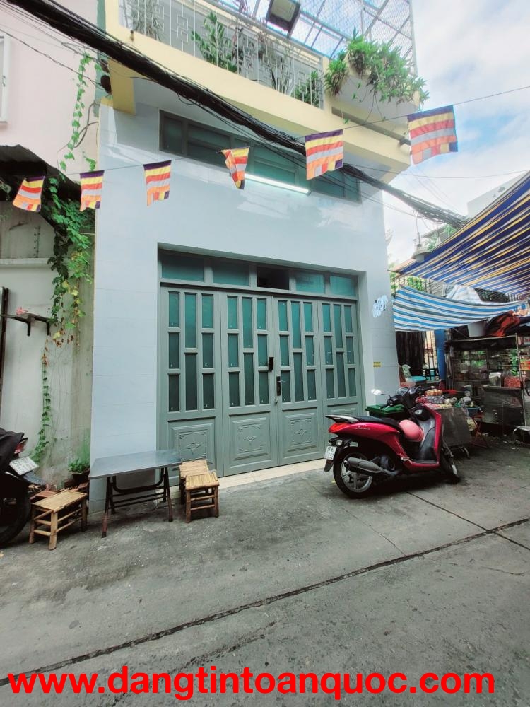 Chủ nhà đang rất gấp bán, giá tốt, nhà hẻm xe hơi cách mặt tiền Cách Mạng Tháng 8 chỉ 30m, phường Hò