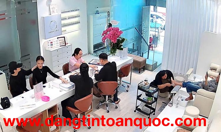 Cho thuê mặt bằng mặt tiền đường Nguyễn Bỉnh Khiêm - góc Lê Duẩn Quận 1.