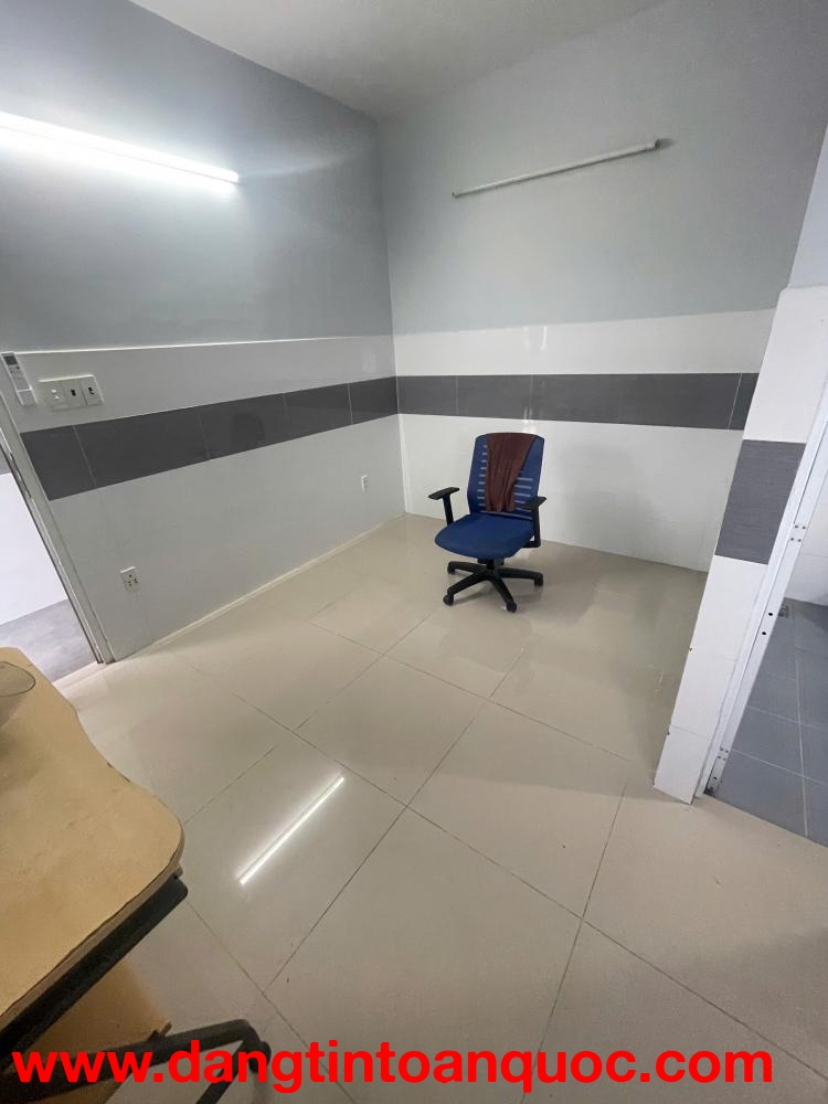 Phòng cho thuê có ban công, có máy lạnh – gần Đại học Luật (đi bộ 5 phút)