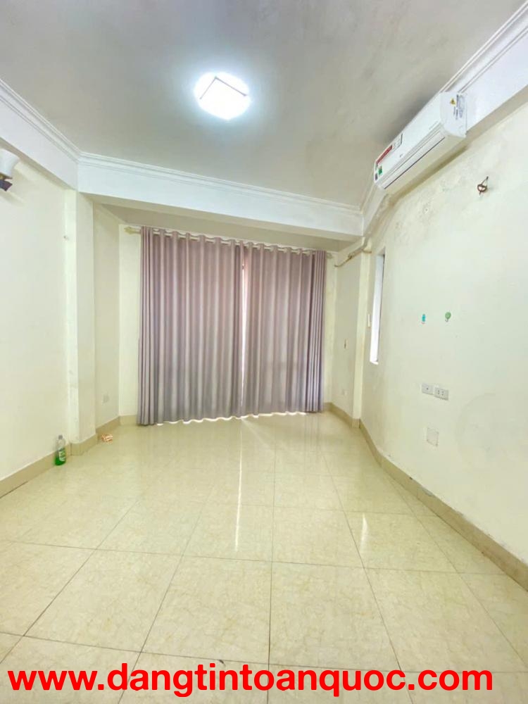 Cho thuê nhà nguyên căn mặt phố Sông Sét, 28m x 3 Tầng, 1 ngủ, 8.5 triệu