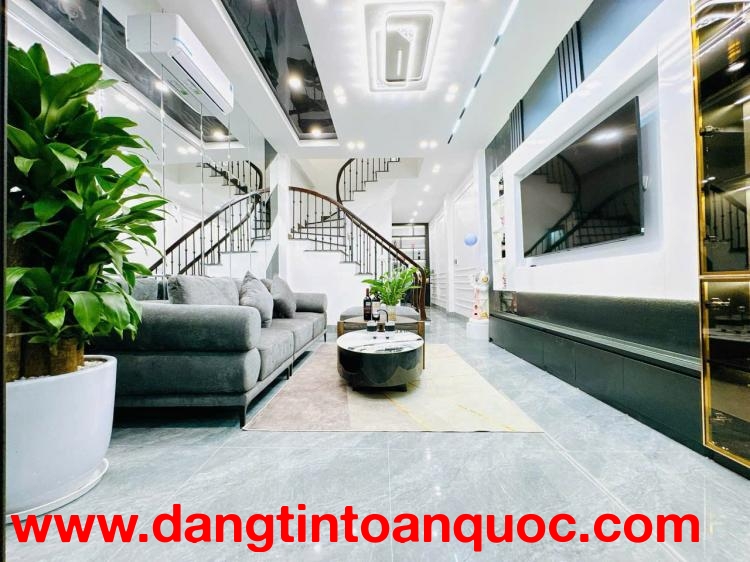 Cầu Giấy, kinh doanh văn phòng, phòng khám hoặc ở có thang máy ở Cầu Giấy. Ô tô 5 tạ, VF3 đỗ cửa nhà