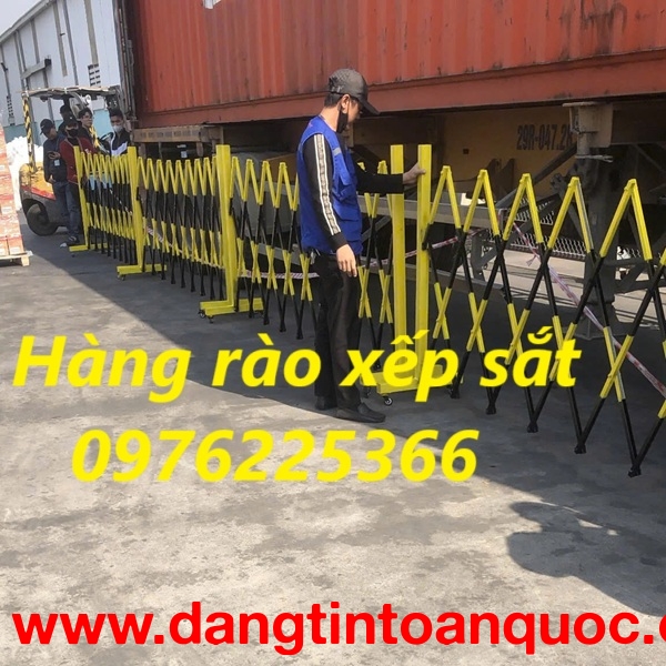 Hàng rào xếp sắt có bánh xe