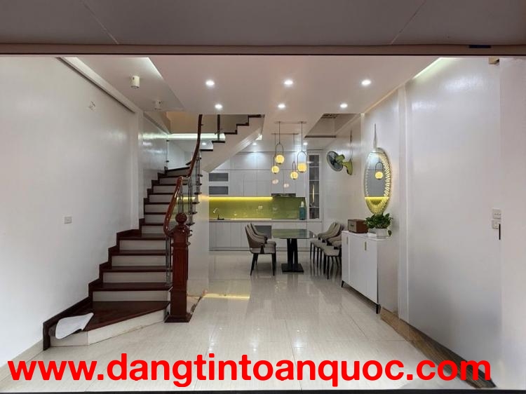 Nhà 5T Ngọc Lâm dân xây, ngõ rộng, gần phố chỉ hơn 9 tỷ còn tl.