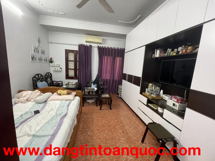 Rất hiếm! Bán nhà Hào Nam 32m2, 4 tầng, mặt tiền gần 4.2m, nhỉnh 13 tỷ, ô tô tránh, vỉa hè