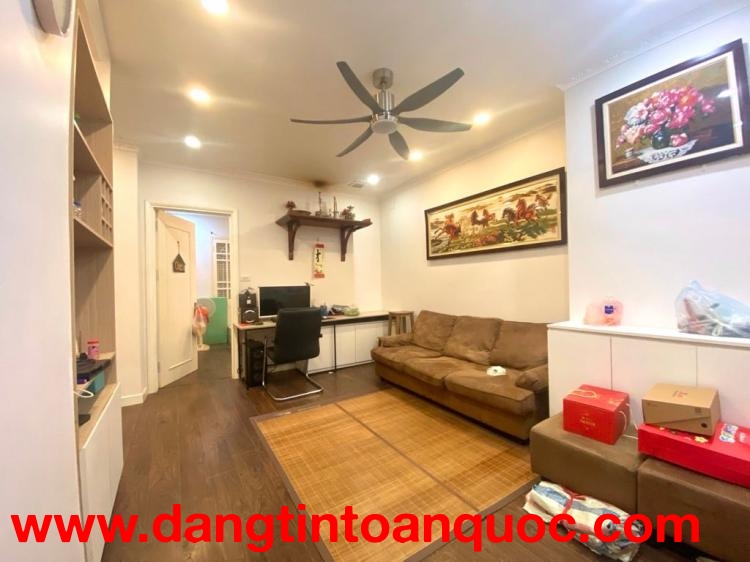 Bán căn hộ đẹp ngõ 28 Xuân La lô góc 64m2-3N1VS- giá 6,55 tỷ