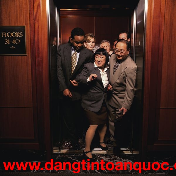 Thang máy mất điện có nguy hiểm không? Cách xử lý đúng cách khi bị kẹt thang máy