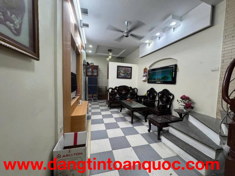 Cho thuê nhà Giếng Mứt, 4 tầng x 35m2, 3 ngủ, vào ngay, chỉ 12 triệu