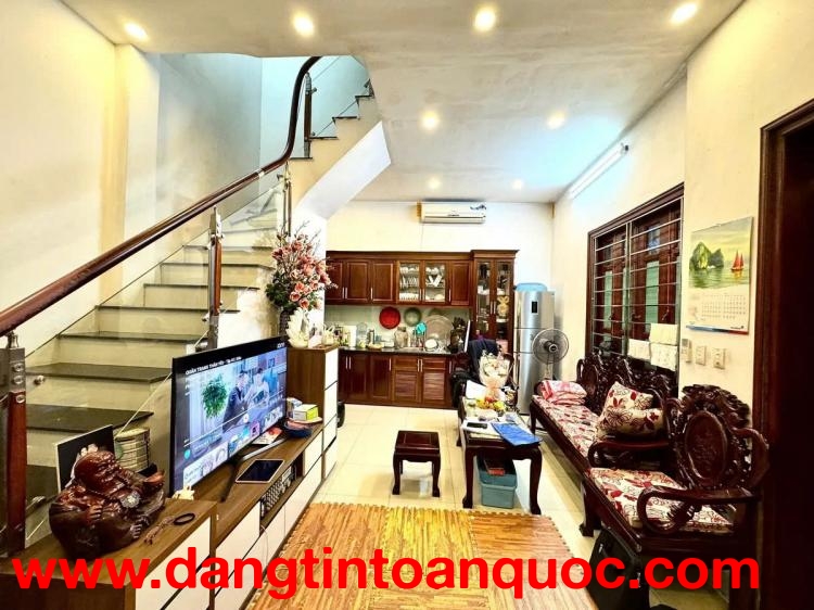 Bán Nhà Kim Ngưu 28m2. 4 tầng. mặt tiền 4.3m. giá 9.6 tỷ Hai Bà Trưng Hà Nội