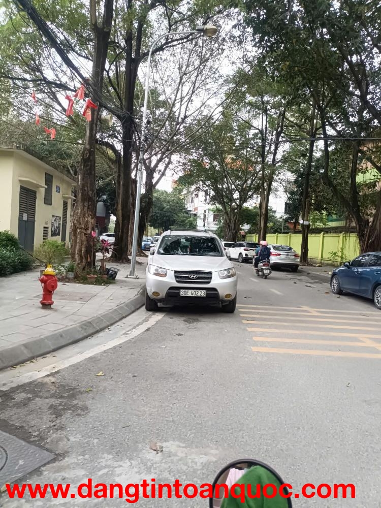 Bán nhà cũ dân xây , 3 tầng kiên cố Long Biên gần cầu Vĩnh Tuy, phố Trạm Long Biên