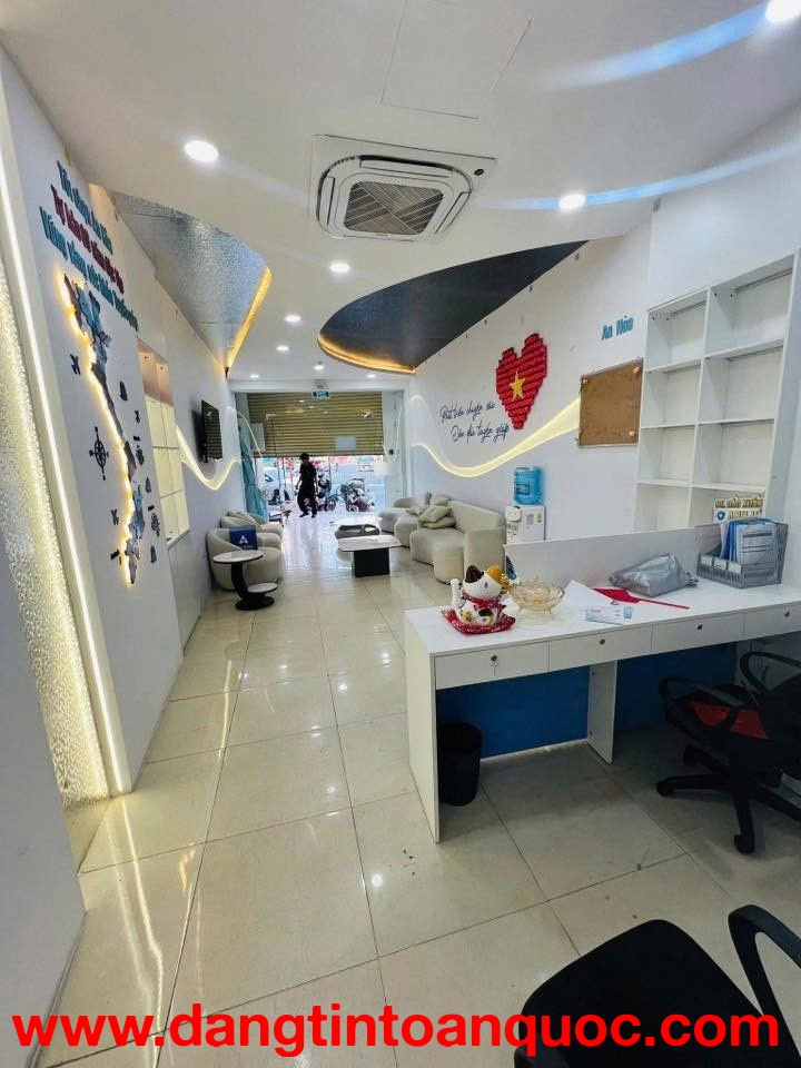 Sang nhương mặt bằng có đầy đủ pccc Trang thiet bị Quận 10