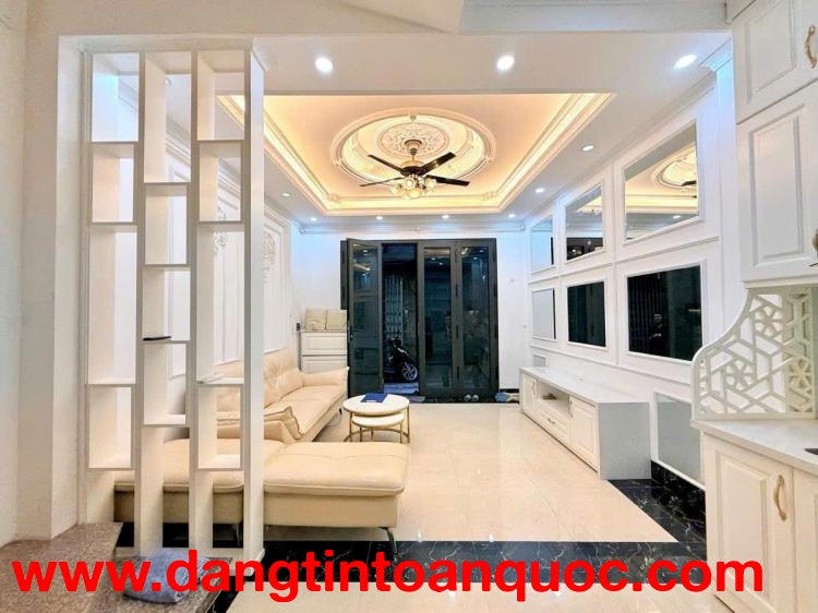 Bán Nhà Pháo Đài Láng 31m2. 5 tầng. mặt tiền 3.2m. giá 9.9 tỷ Đống Đa Hà Nội