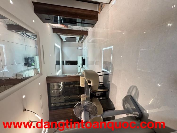 Bán biệt thự nhà phố Nguyễn Văn Cừ- Phân Lô- Ô tô tránh- Sát Phố - 160m mặt tiền rộng- 30,2 tỷ(TL)