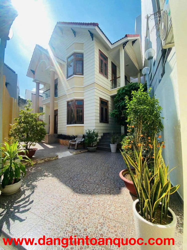 NHÀ 2 TẦNG NGAY TRUNG TÂM NHA TRANG CHỈ ĐI RA BIỂN 500M GẦN CHỢ ĐẦM DT RỘNG 235M LÀM NHÀ VƯỜN TRONG 