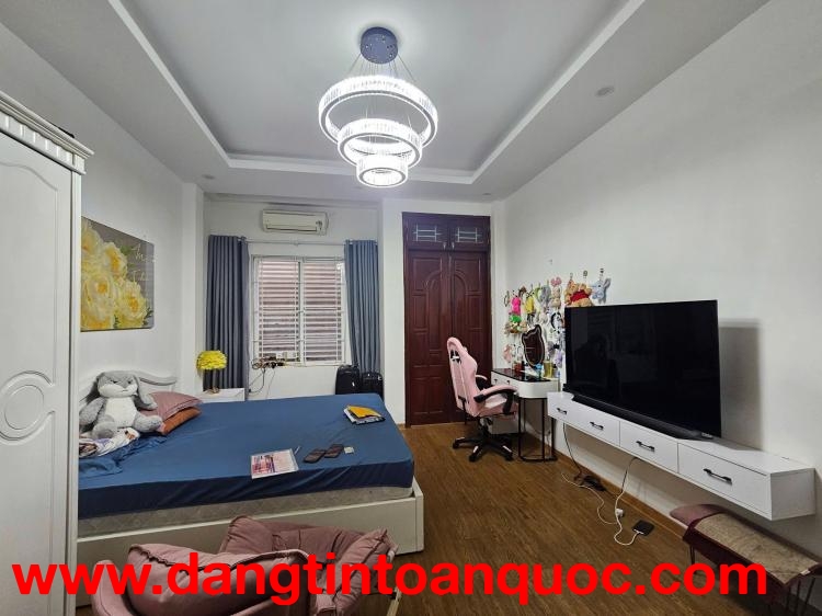 Cực hiếm! Bán nhà phân lô Lý Nam Đế, 36m2, 5 tầng, nhỉnh 17 tỷ, ô tô đỗ cửa, kinh doanh