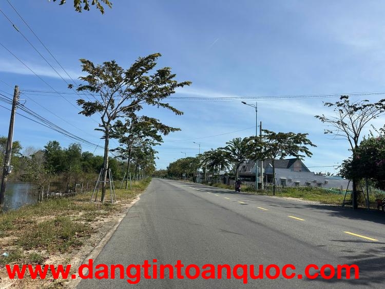 Bán 591m2 đất mặt tiền Hùng Vương - LaGi sát biển giảm 50% chỉ 2 tỷ