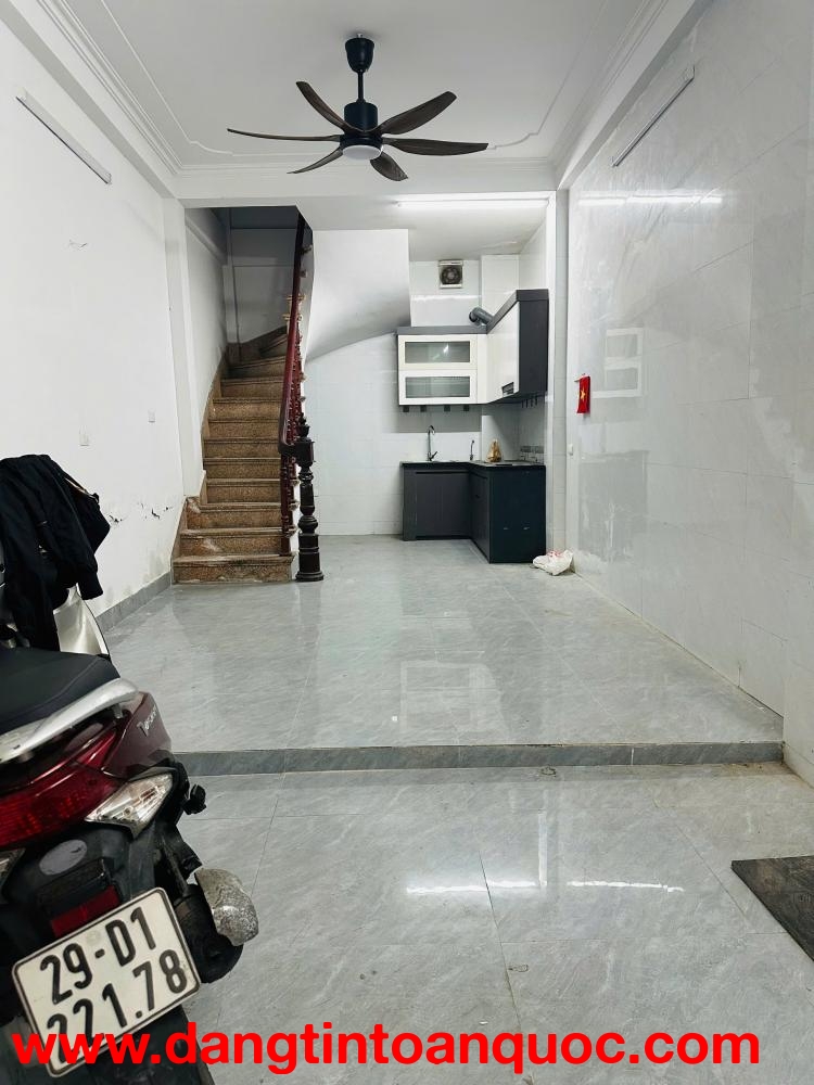 Cho thuê nhà nguyên căn 30m2 x 3,5 tầng cách mặt phố Dương Văn Bé 50 m