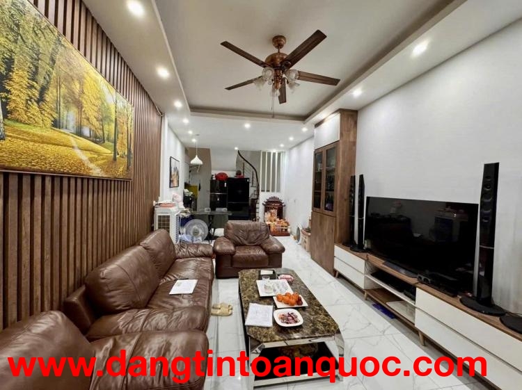 Bán Nhà Thổ Quan 50m2. 5 tầng. mặt tiền 3.8m. giá 17 tỷ Đống Đa Hà Nội