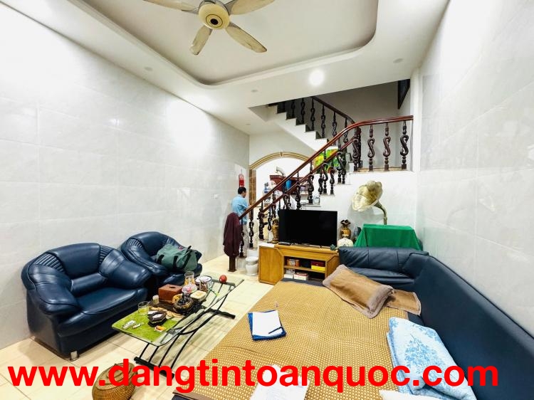 Bán Nhà Kim Giang 54m2. 3 tầng. mặt tiền 4.4m. giá 13.5 tỷ Hoàng Mai Hà Nội