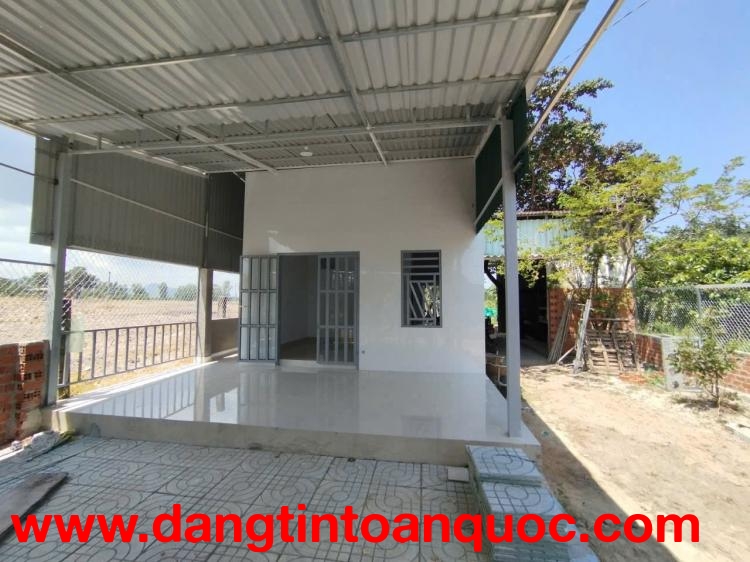Bán nhà 1000m2 Tân Phước, LaGi 200m2 thổ cư 2PN chỉ 1.7 tỷ đường bê tông