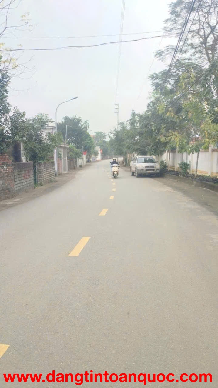 Chính chủ cần tiền bán gấp lô đất view hồ ngay sát trục chính, sang tên ngay, giá chỉ 3,x tỷ.