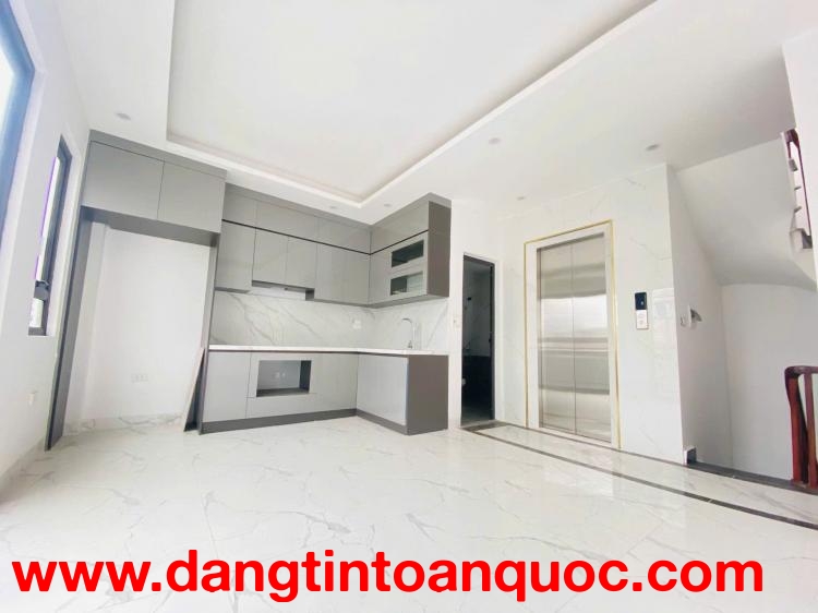 SIÊU PHẨM - TRUNG TÂM ĐỐNG ĐA - 6 TẦNG THANG MÁY XÂY MÓI, HAI THOÁNG, GẢN Ô TÔ VÀI BƯỚC CHÂN RA VƯỜN