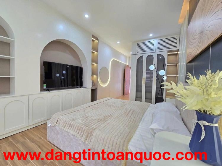 Hàng hiếm trong KV Nguyễn Văn Cừ 95m,7 tầng thang máy, gara ô tô,KD,ngõ thông.Nhỉnh 30 tỷ