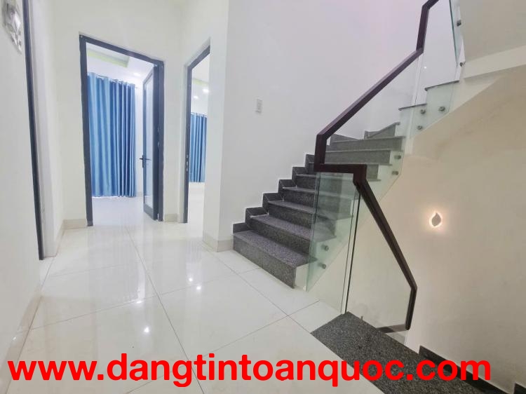 Bán Nhà Lạc Long Quân – 3 Tầng Kiên Cố – 53.7m² – Giá 4.8 Tỷ