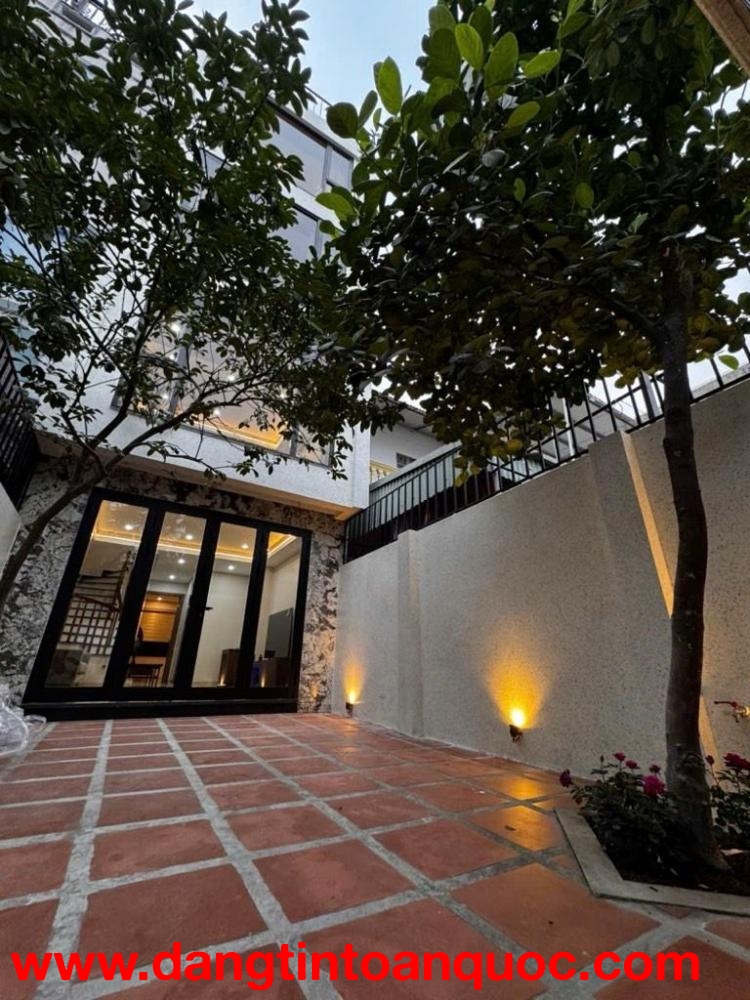 Bán nhà Hoa Lâm, Lệ Mật 70m x 4T sân vườn, oto thông, giá rẻ nhất khu vực