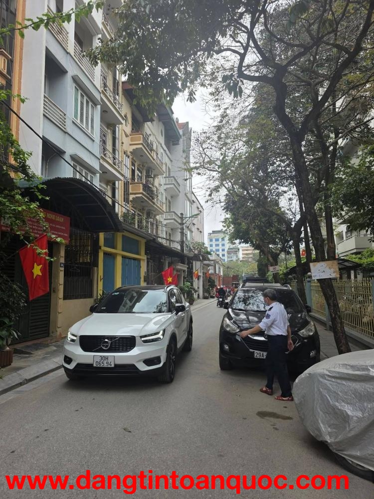 Bán nhà khu phân lô Hoàng Quốc Việt, Cầu Giấy, vỉa hè ô tô, 48m, mặt tiền 5.3m, 18.5 tỷ