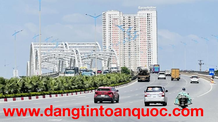 nhà lô góc mặt phố Long Biên, 100m, mặt tiền 7.3m, ôtô 2 chiều