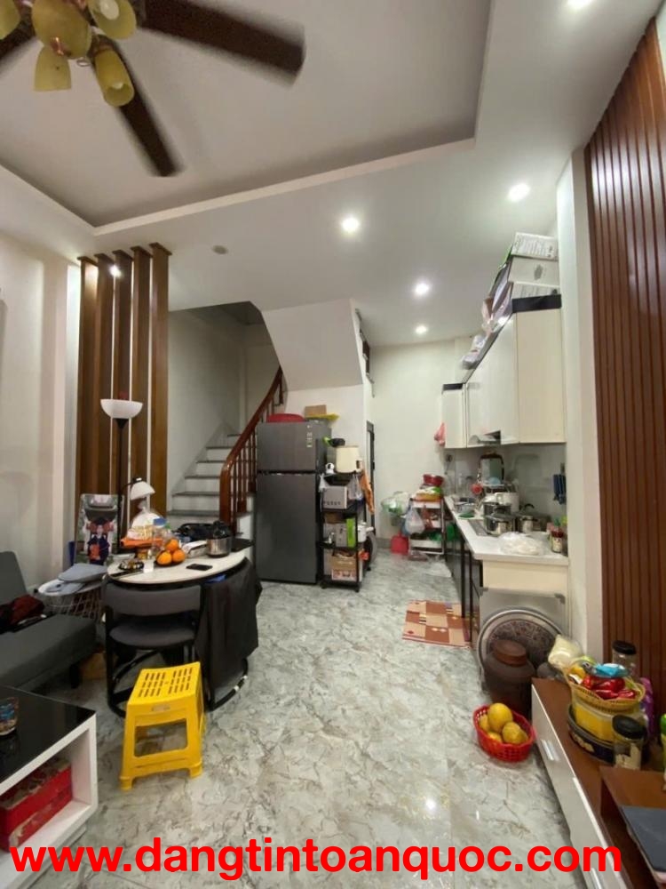 BÁN NHÀ NGUYỄN SƠN – PHÂN LÔ HÀNG KHÔNG – Ô TÔ TRÁNH – 5 TẦNG Ở NGAY