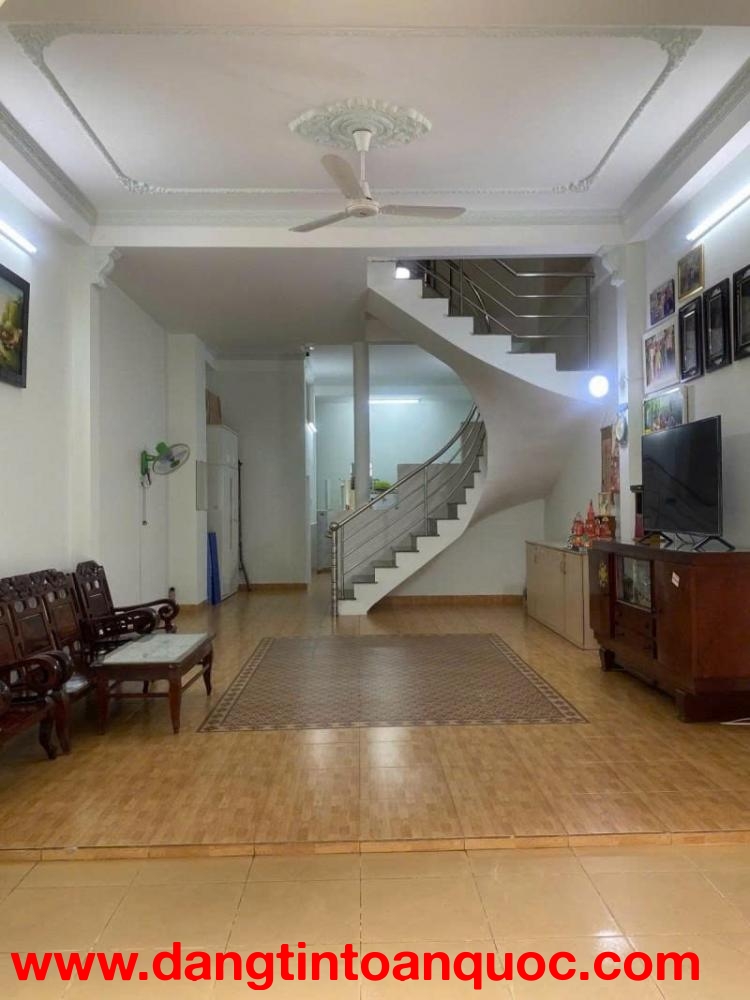 Bán nhà hẻm Ngô Bệ - giao Cộng Hòa, gần nhà ga T3, 5x18m, 2 tầng, Sổ A4, 1 đời chủ, 8,8 tỷ