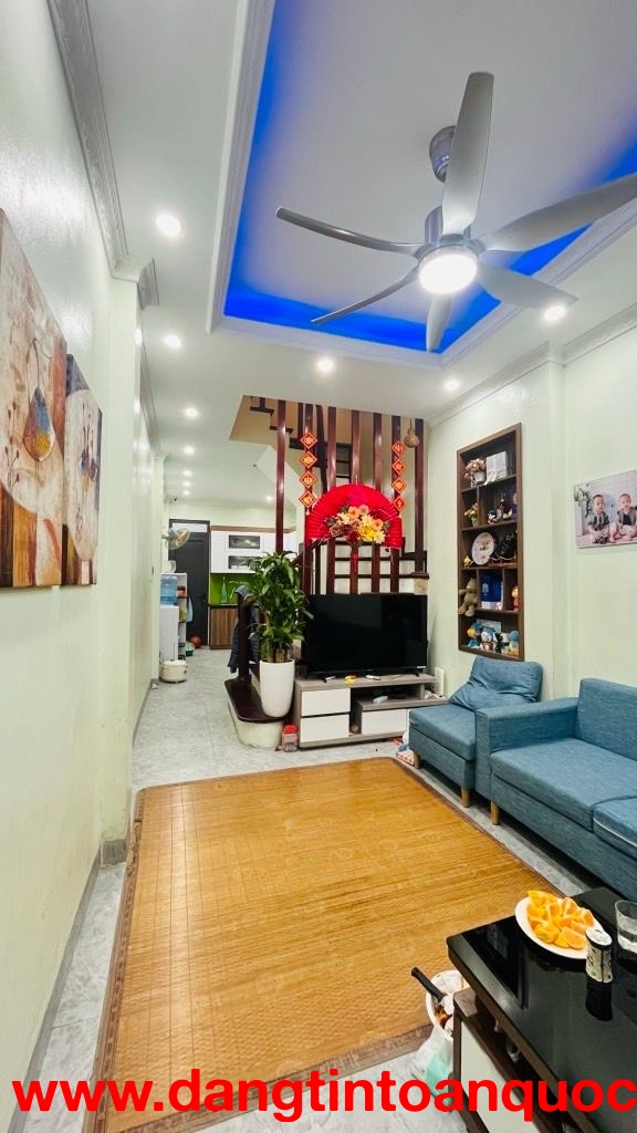 nguyễn đình hoàn cầu giấy 35m x4 tầng 9,3 tỷ 30m ô tô tránh,ngõ thông