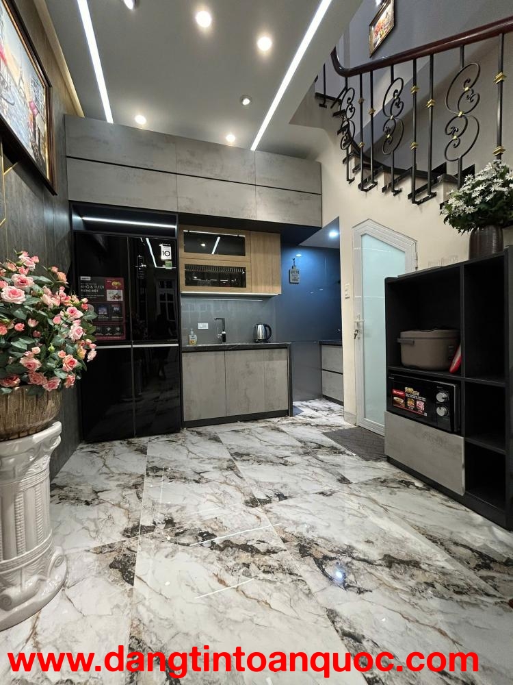 Bán nhà phố Cát Linh, Đống Đa, nhà dân xây, gần phố, ngõ thông, 30m, 5 tầng, 8.5 tỷ