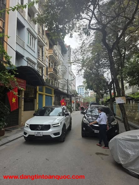 Bán nhà phố Hoàng Cầu, Đống Đa, ô tô lùi cửa, ngõ nông, dân xây, 32, 5 tầng, 9.5 tỷ