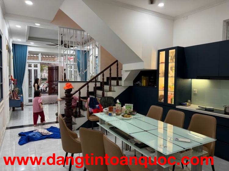 Bán nhà đường Đỗ Xuân Hợp, Phước Long B, Q9, Thủ Đức, TP HCM. DT  80m2, 4 tầng, sổ hồng. Giá 10.4 tỷ