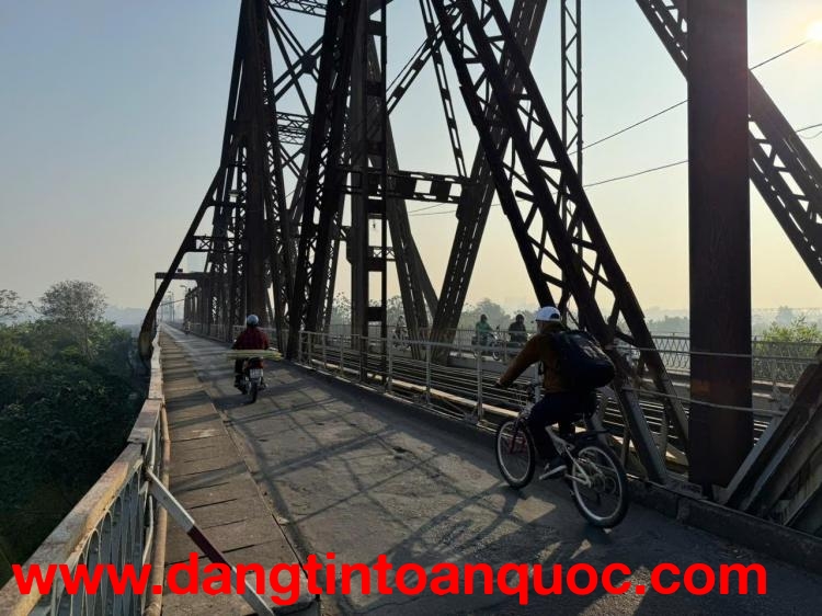 Anh trai tôi cần bán Căn Lô góc, 3 tầng, 2 mặt thoáng tại Bồ Đề, Long Biên, DT: 60.3m2, MT 5.2m, ô t