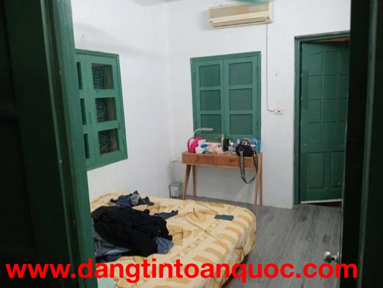 Cần cho thuê căn tập thể tầng 3 tòa A11 Khương Thượng, 60m2, 2 ngủ, 8 triệu