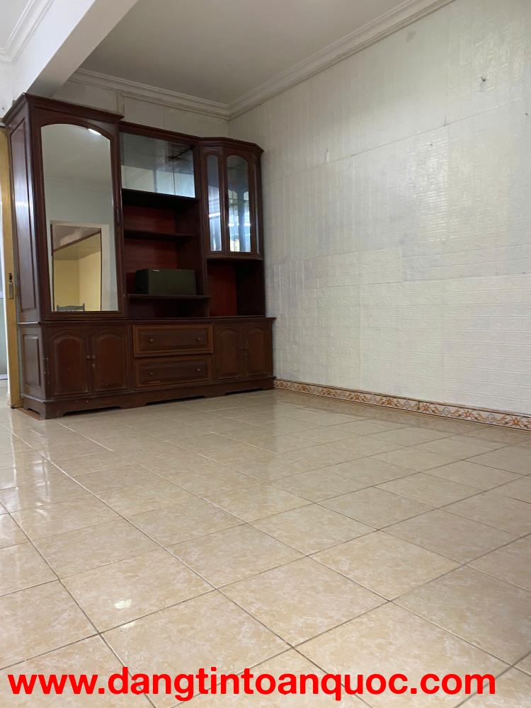 Cần cho thuê căn hộ tập thể tầng 1 Nghĩa Tân 75 m2, 2 ngủ, 9 triệu