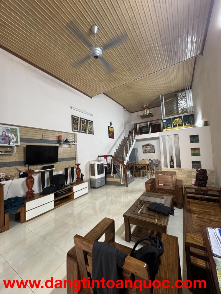 Nhà sát Lê Đại Hành, 104m2 ngang 6m, ô tô vào nhà, giá 4.5 tỷ