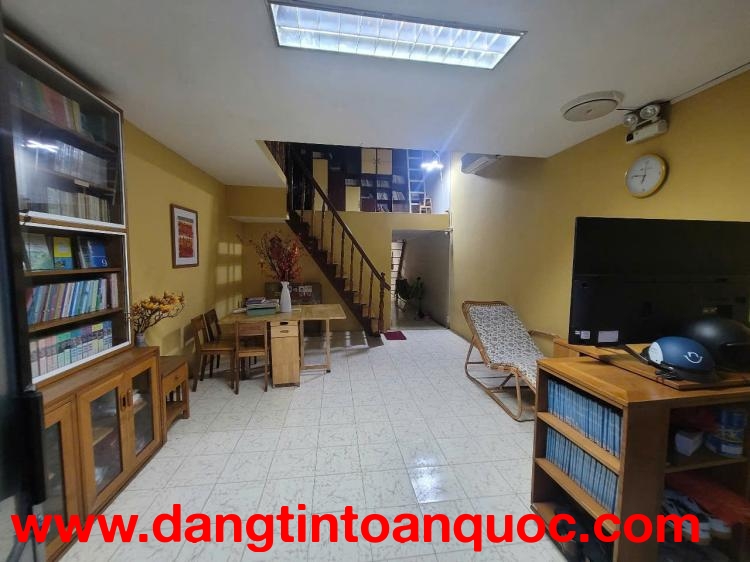 Chính chủ cần bán căn nhà lầu 1 tại 49D Trần Hưng Đạo, Phường Án Đông (P.5 cũ), Quận 5