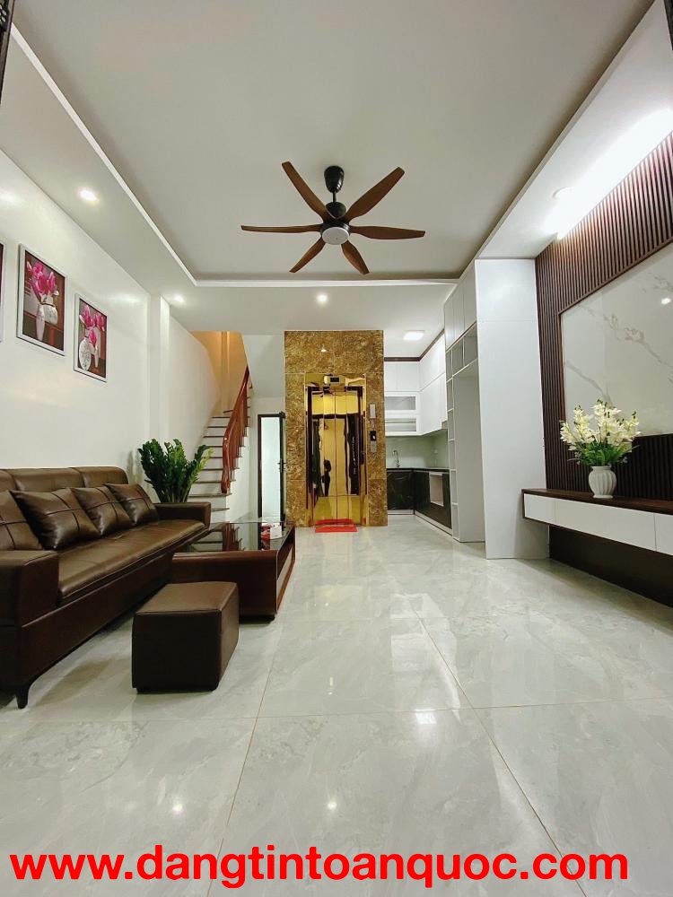 Bán nhà phố Hoàng Hoa Thám Ba Đình, dân xây, gần phố, 5 tầng thang máy, 30m, 8 tỷ.