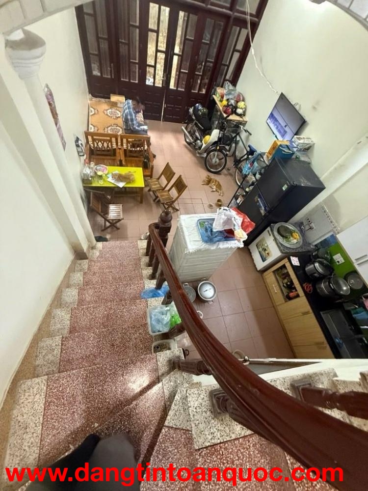 Bán nhà Nguyễn Văn Cừ- dân xây-10m oto- 3 gác tránh xe máy-30m 4 tầng nhỉnh 6 tỷ(TL)