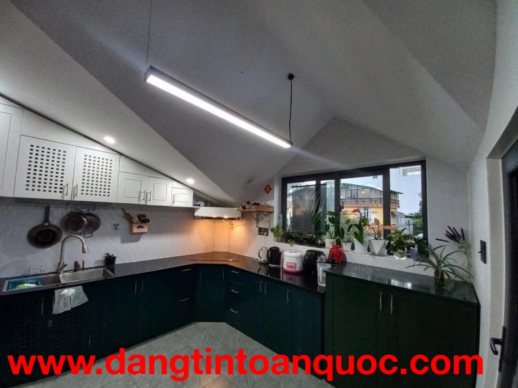 ►  CHO THUÊ NHÀ NGUYÊN CĂN 2 MẶT TIỀN – GẦN CHỢ ĐÀ LẠT  PHÒNG KHÁCH 75m² RỘNG ĐẸP